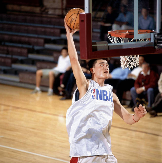 包含风云突变AC米兰集结日完成体检，荷甲版图或变，管理层满意，身体对抗强度拉满的词条