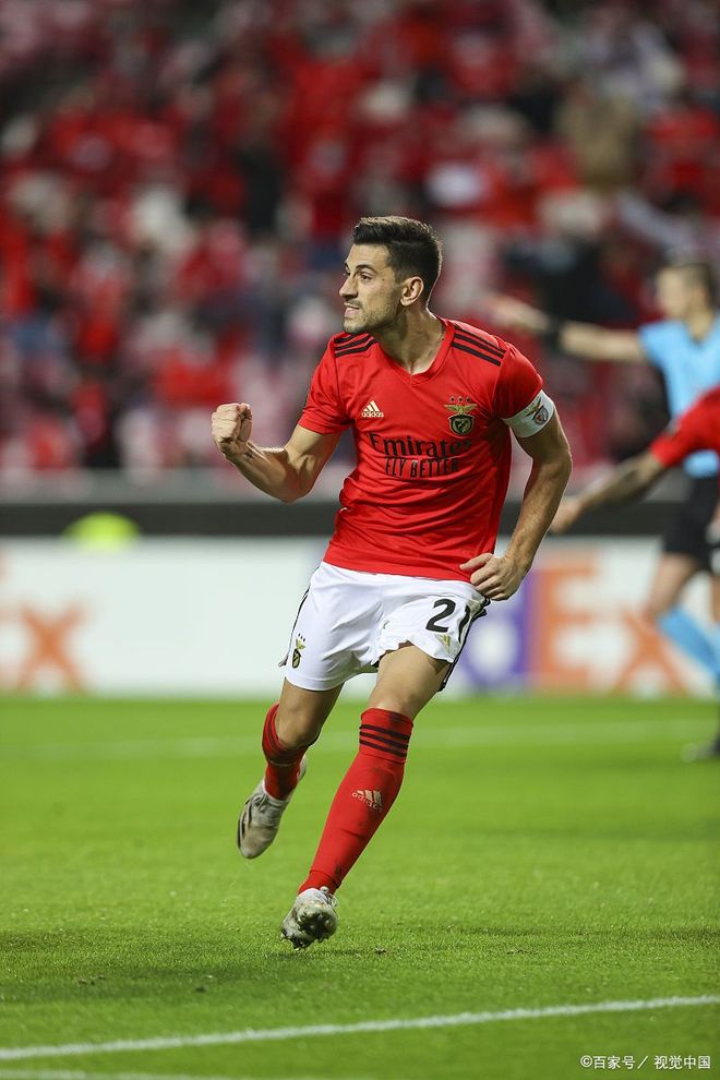 今夜体能课后，本菲卡临场应变备战意大利杯，更衣室稳定，更衣室氛围转暖的简单介绍